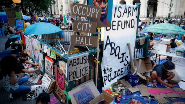 A New-York, les manifestants mobilisés pour le définancement de la police violemment expulsés