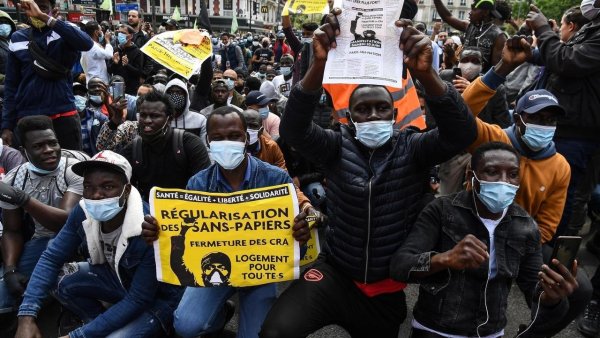 La France s'apprête à reprendre les expulsions de sans-papiers