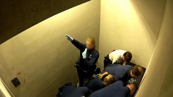 Salut nazi, plaquage ventral et rires parmi la police belge alors qu'un interpellé agonise