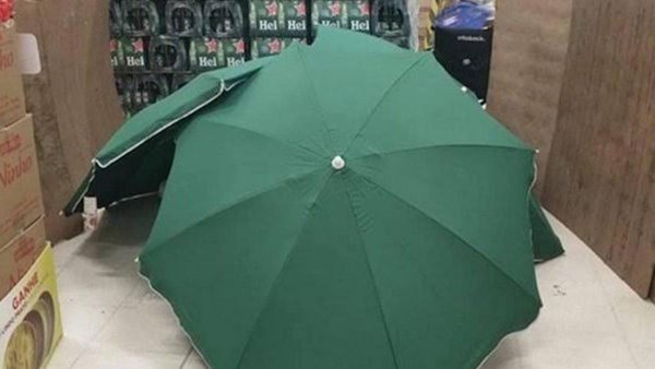 Brésil : un Carrefour dissimule le cadavre d'un employé sous des parapluies et laisse ses portes ouvertes