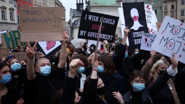 Pologne : « On manifeste contre la violation des droits des femmes et pour la fin du gouvernement du PiS »