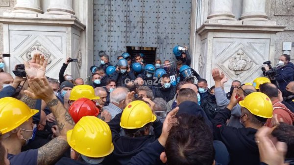ArcelorMittal Italie. Grève, blocage et manifestation pour la réintégration de trois collègues licenciés à Gênes !
