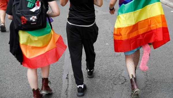 La marche de lesbiennes prend la rue pour la PMA pour tou.te.s et contre la lesbophobie
