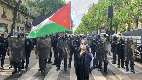 « Israël assassin, Macron complice » : des dizaines de milliers de manifestants malgré la répression