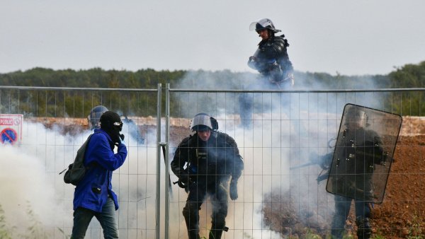 1700 gendarmes, 7 hélicoptères, 50 blessés : la manifestation contre les méga-bassines durement réprimée 