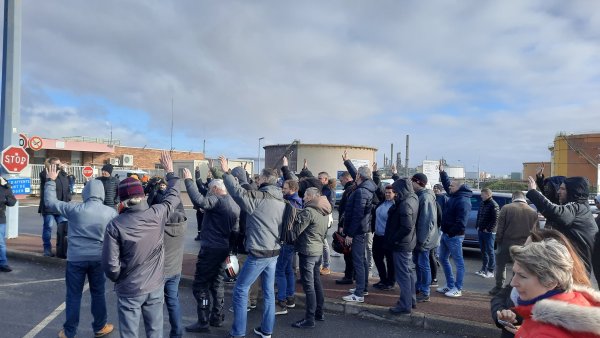 « Rien ne rentre, rien ne sort » : cinq raffineries en grève ce jeudi, rejointes par les dockers
