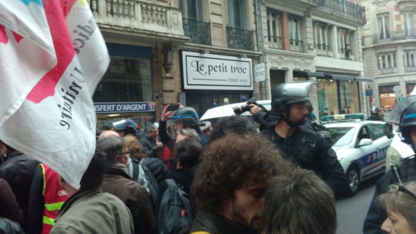 Vidéo : la police bloque la manifestation toulousaine. Les manifestants passent quand même !