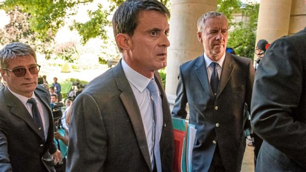 En soutenant le gouvernement, Valls entend profiter des hésitations du PS