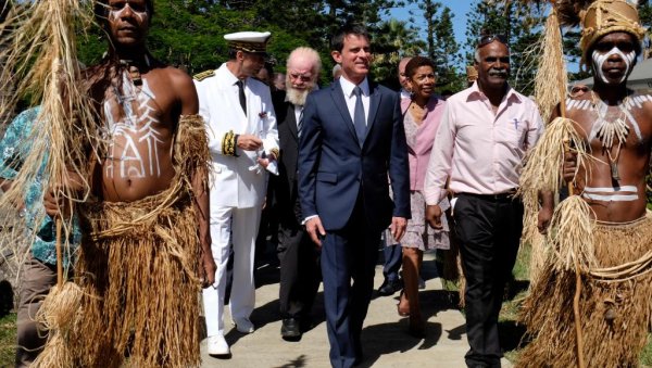 Valls enfile sa tenue de colon et veut que la Nouvelle-Calédonie reste française