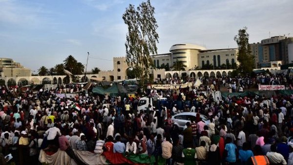 Soudan : après la chute du dictateur, la mobilisation maintient la pression sur l'armée