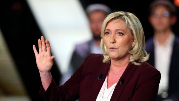 Surenchère islamophobe : Marine Le Pen veut interdire le voile dans l'espace public