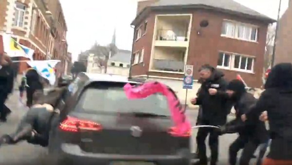 VIDEO. Un automobiliste fonce et renverse deux manifestants à Amiens