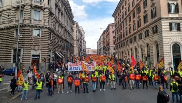 « Baissez les armes, augmentez les salaires ! » : journée de grève et manifestations en Italie