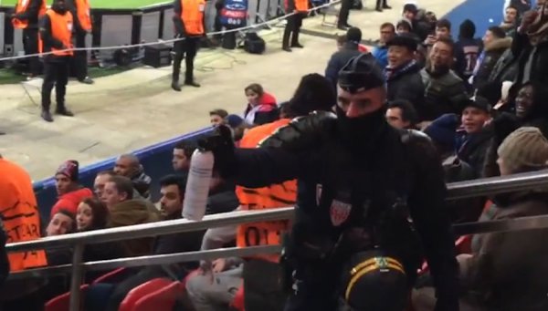 [Vidéo] Un CRS braque sa gazeuse sur des supporters de foot... parce que leur équipe a marqué
