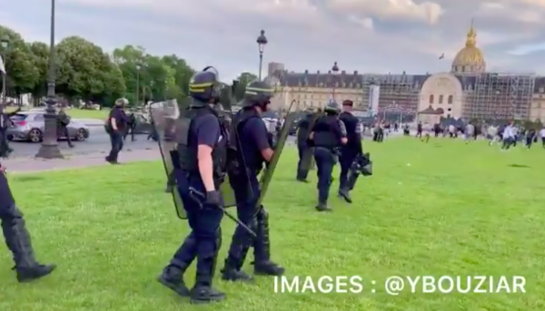 Paris. Aux Invalides, la police déploie des canons à son pour réprimer la foule de jeunes