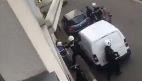 VIDEO. Pitié-Salpêtrière : des policiers tabassent un homme à terre en face du service de réanimation