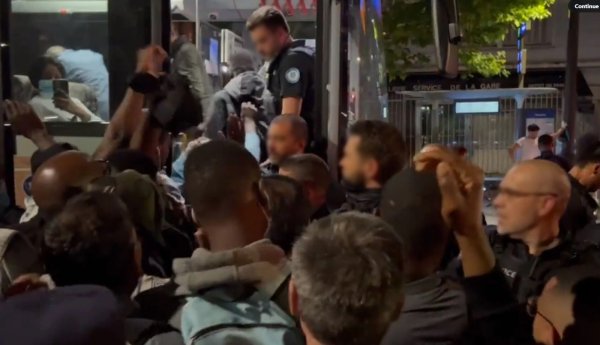 Gare de l'Est : la police gaze des voyageurs qui attendaient le bus après l'annulation de leur train