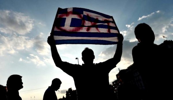 Des milliers de grecs remplissent la place Syntagma contre la Troïka