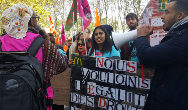 Les salariés de McDo France manifestent devant le siège social