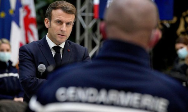 Pendant que l'hôpital public s'écroule, Macron annonce 15 milliards d'euros pour la police