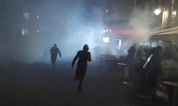 Pluie de gaz lacrymogène : le gouvernement réprime les manifestations contre le confinement autoritaire