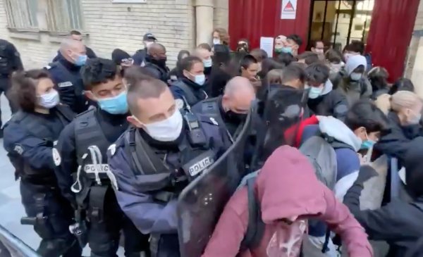Paris : la police repousse à coup de boucliers et gaze des lycéens mobilisés