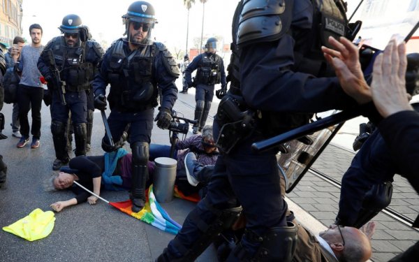 Manifestante blessée à Nice : la version de Macron et du procureur démentie par un rapport policier 