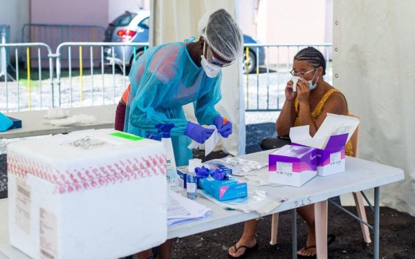 Guadeloupe : les soignants épuisés et les hôpitaux saturés face au Covid-19