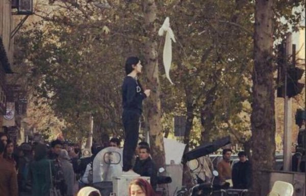 Les iraniennes qui enlèvent leur voile font face à la répression ! 