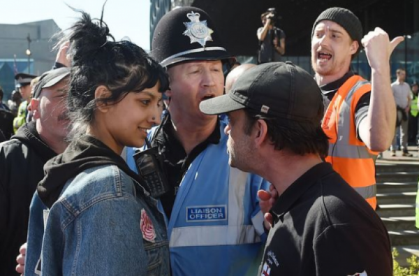 Royaume-Uni. Ce que raconte la photographie de la manifestante qui prend de haut un militant d'extrême droite 