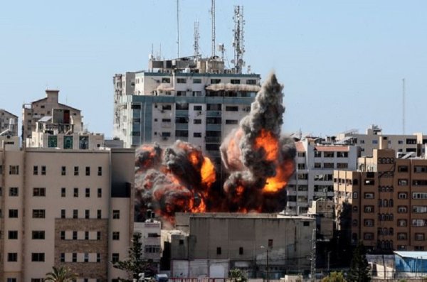 Impunité coloniale. Israël bombarde les locaux d'Al-Jazira et Associated Press à Gaza