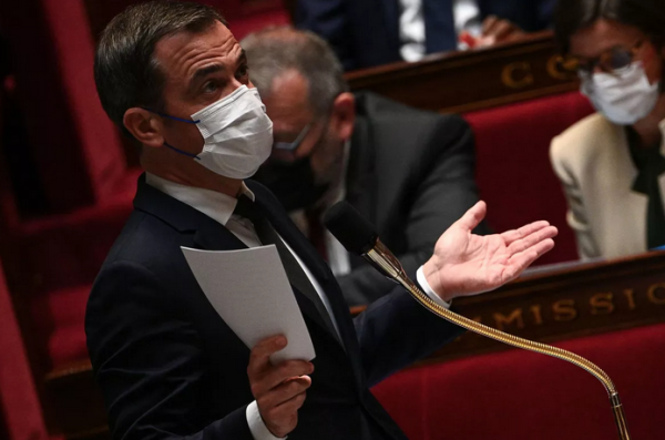 Pass et état d'urgence sanitaire prolongés : les députés donnent le feu vert à la politique autoritaire de Macron