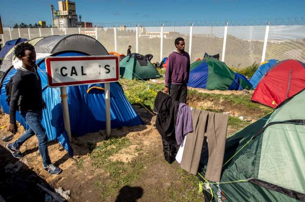 Racisme d'Etat. Expulsion de migrants à Calais au lendemain de la réélection de Macron
