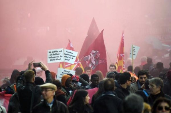 Münich. La police réprime une manifestation syndicale contre la loi d'intégration.