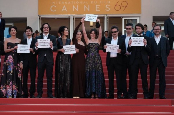  A Cannes, l'équipe du film Aquarius dénonce le coup d'état institutionnel au Brésil