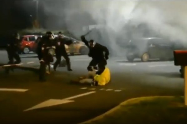 VIDEO. Côtes d'Armor : Une trentaine de CRS passe à tabac un gilet jaune tombé au sol