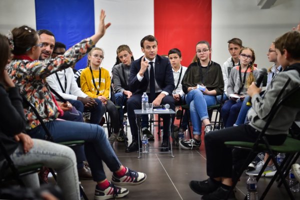 « Eux ce sont les gilets jaunes que je n'aime pas » : Macron maître d'école face à des enfants