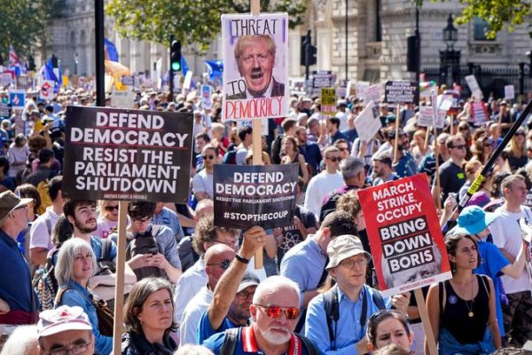 Brexit : entre autoritarisme de Johnson et manifestation contre le « coup d'État »