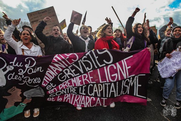 Marée violette sur Paris : contre le patriarcat, le 49.3 et la réforme des retraites 