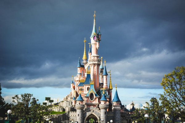 Disney arrête de payer 100 000 salariés, mais prêt à verser 1,5 milliards de dividendes