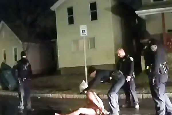 États-Unis. La police met un sac sur la tête d'un homme noir et le plaque au sol, il meurt asphyxié