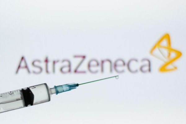 Après Pfizer et Moderna, AstraZeneca revoit ses livraisons à la baisse. D'où vient la pénurie ?