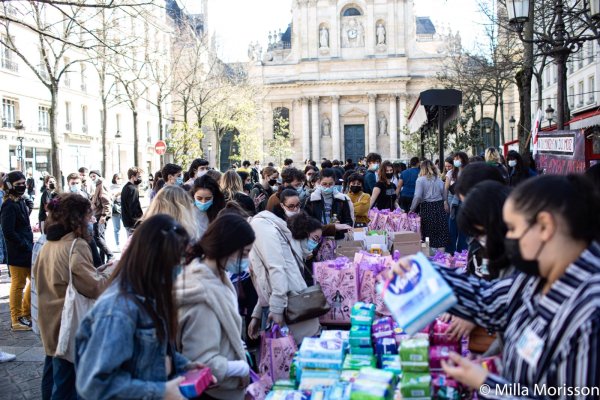 Plusieurs centaines d'étudiants réunis pour répondre à la précarité place de la Sorbonne !