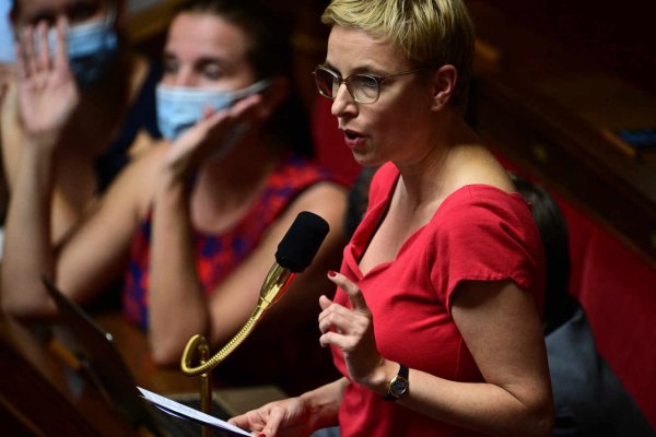 Attaque anti-démocratique : le gouvernement interdit le meeting de Clémentine Autain
