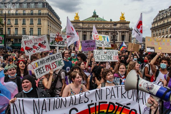 « Nos fiertés sont internationales » : des milliers de personnes à la « contre pride » antiraciste et anticapitaliste