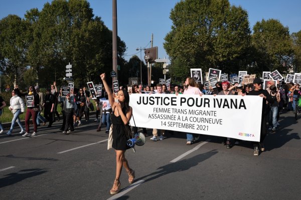 « Trans assassinées, État complice ! » : des centaines de personnes marchent contre la transphobie