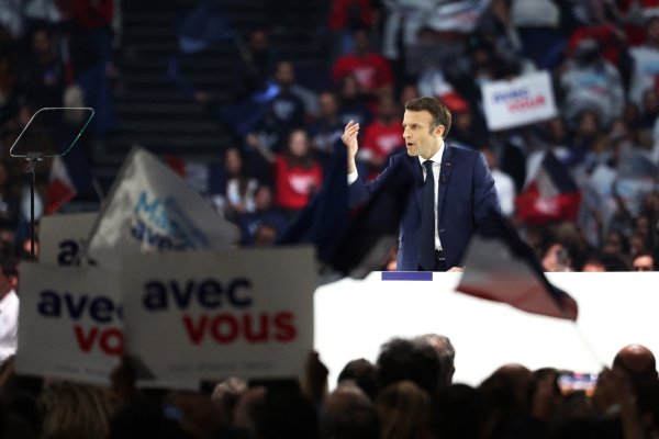 La Défense : derrière les pseudo-signaux sur sa « gauche », Macron réaffirme son projet de guerre sociale