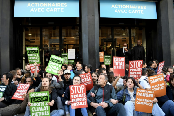 Total. Des militants bloquent l'AG des actionnaires contre un « plan climatique » de la honte