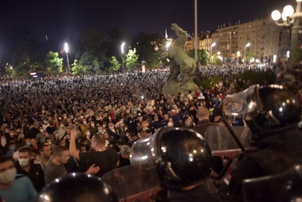 Serbie. Des milliers de manifestants contre la gestion du Covid-19 par le gouvernement