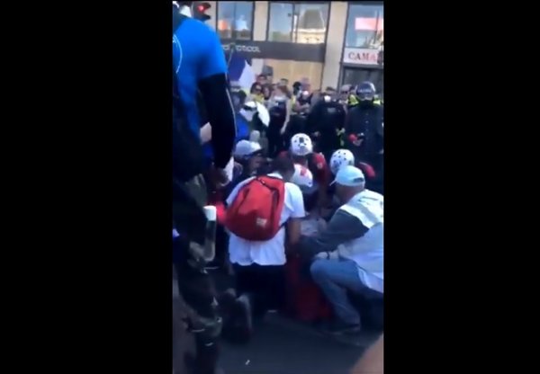 VIDEO. Place de la République : « un street medic à terre » blessé.